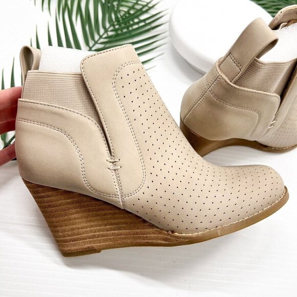DV by Dolce Vita Gerdy Beige Perforated Round Toe Wedge Heel Booties Size 9.5 NW - Picture 5 of 11